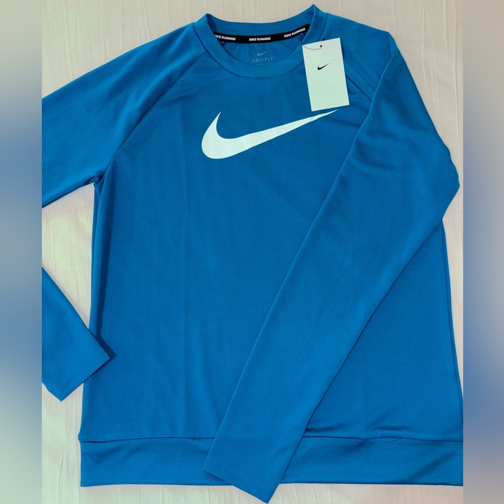 NWT Nike Swoosh Run Women's Running
Crew Size S